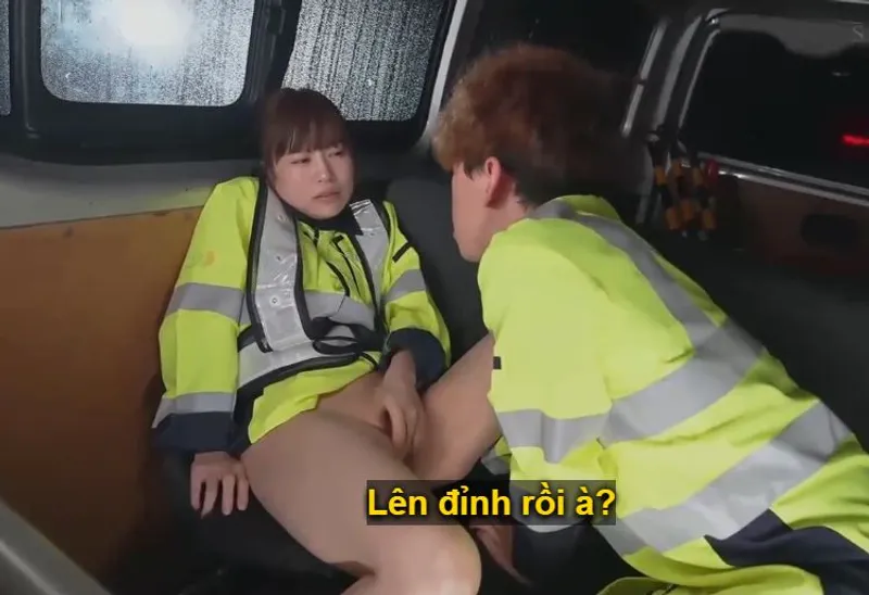 Bà xã đi làm kiếm thêm phụ người chồng rồi lại rung động với cậu trai trẻ vì thiếu thốn